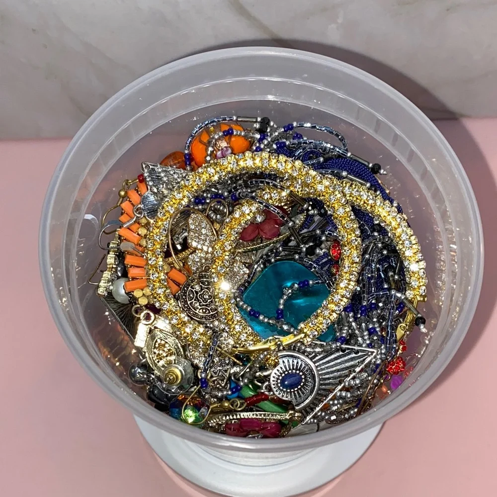 Mystery Jewelry JUST EARRINGS OVER 100 PAIRS - Picture 6 of 7